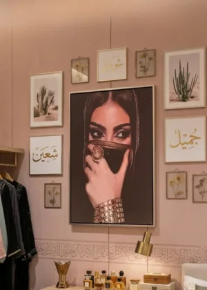 لوحة جدارية بإطار أنيق – بورتريه عربي فاخر